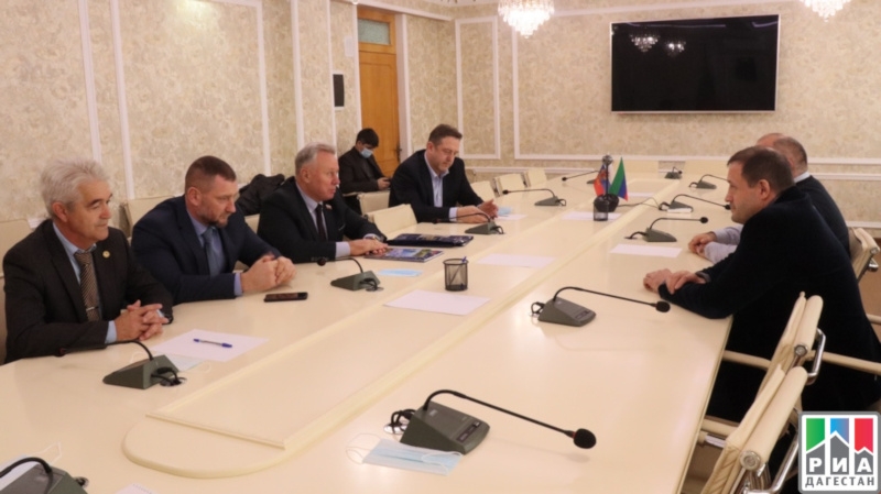 РИА Дагестан: Глава Хасавюрта встретился с представителями Ассамблеи народов Евразии