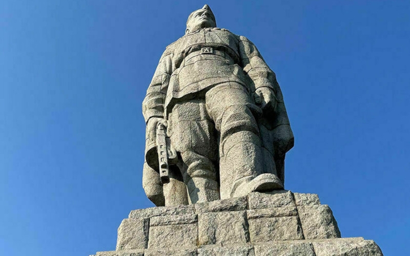 Парламентская газета: Памятники сносят, потому что наши павшие — как часовые