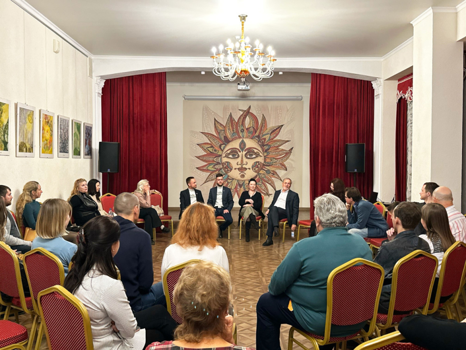 Духовная культура как путь к миру: в Новосибирске прошла встреча, посвящённая жизненным смыслам