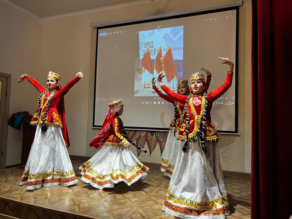 Солнечный круг единства народов: в Новосибирске прошёл фестиваль «Азербайджанский костюм»