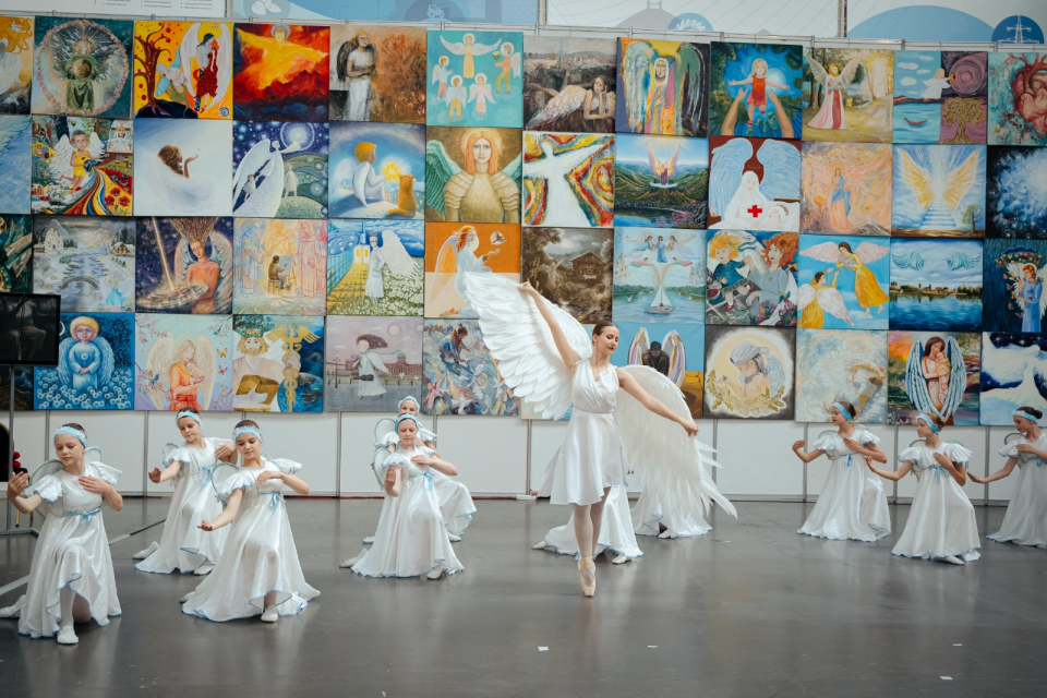 Встреча ангелов. В Красноярске открылась выставка–календарь «Ангелы Мира»