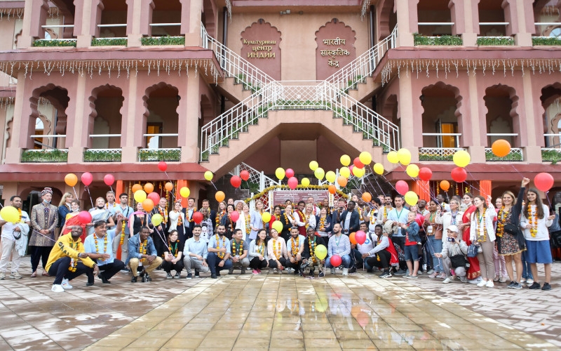 В парке-музее «ЭТНОМИР» открылись памятники Святославу Рериху и Девике Рани