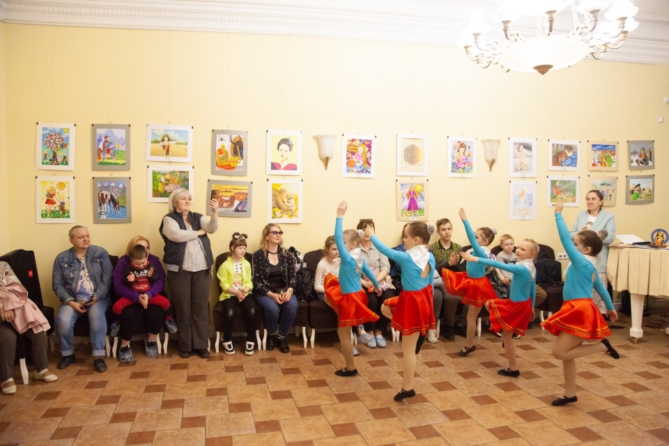 Выставка «Мир рисует счастье» открылась в Москве