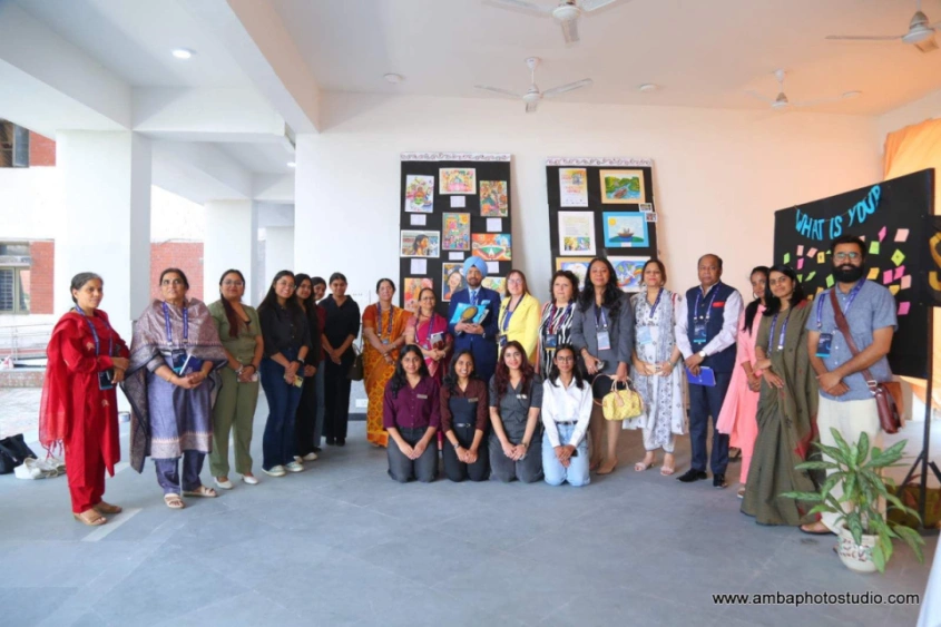 На выставке «Мир рисует счастье» в Колледже имени Даулата Рама в Нью-Дели представили, как видят счастье индийские авторы