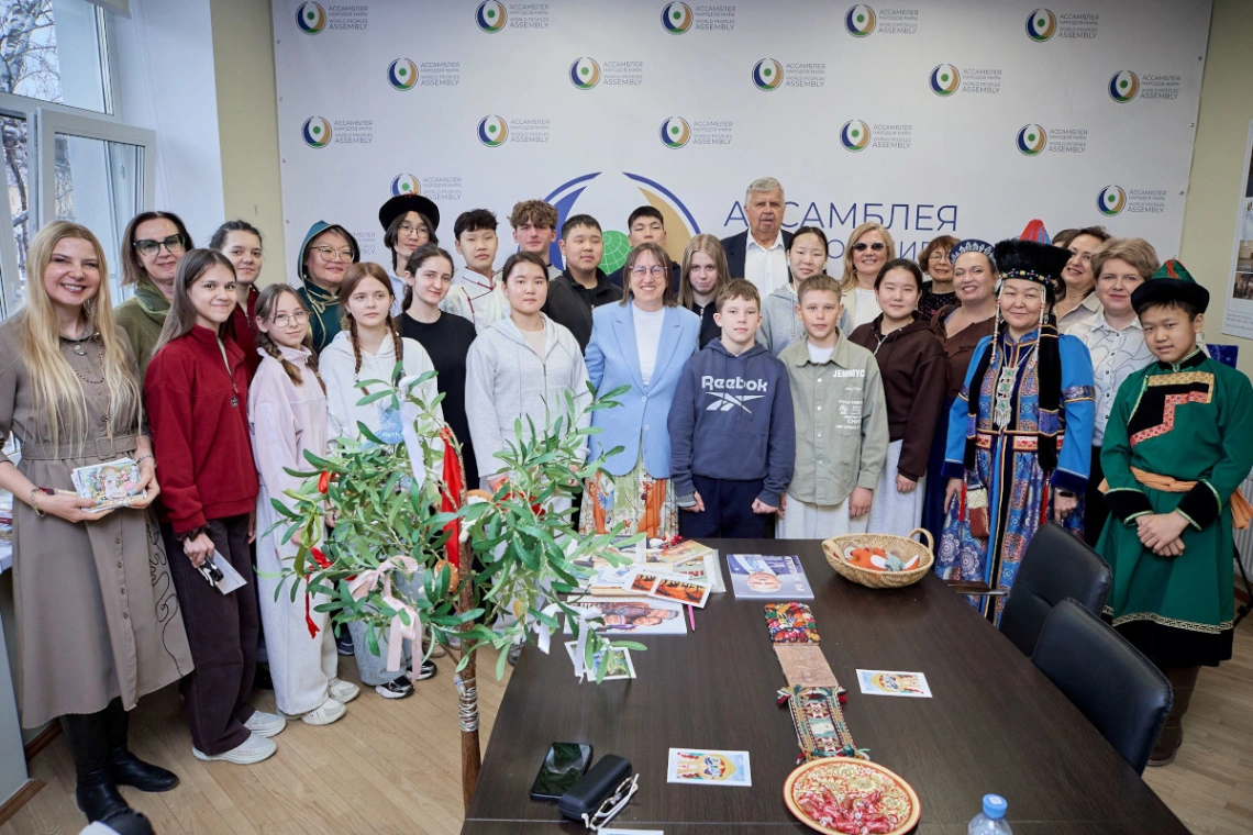 Участники фестиваля «Мир рисует счастье» из Республики Бурятия побеседовали о вечных ценностях с представителями Ассамблеи Народов Мира и запустили акцию «Дерево счастья»